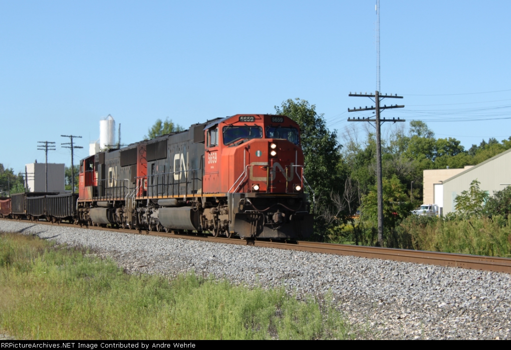 CN 5659 leads a sister northbound